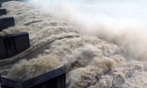 Thủy điện xả lũ, người dân thảm thiết kêu cứu giữa đêm